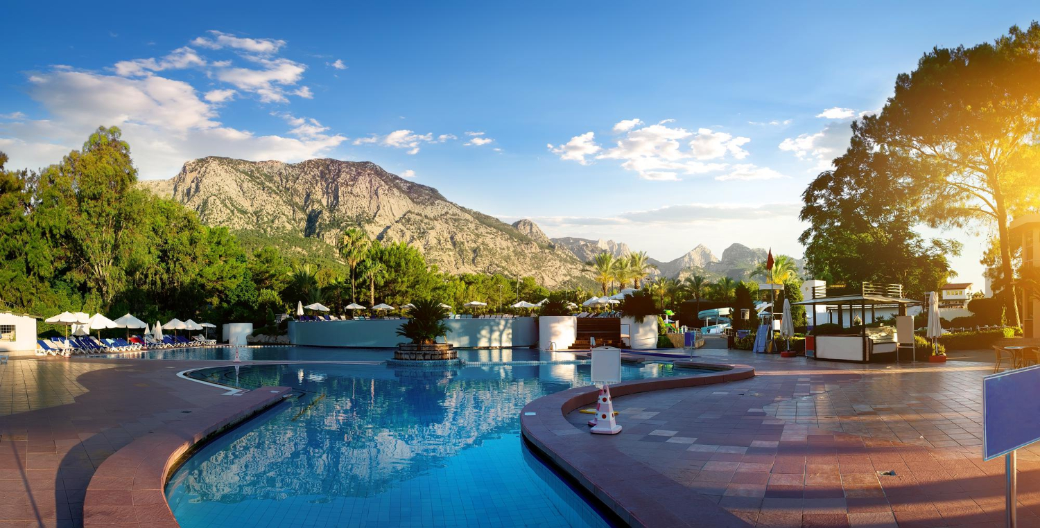 terrain de camping proposant une piscine et une jolie vue sur les sommets des alpilles.
